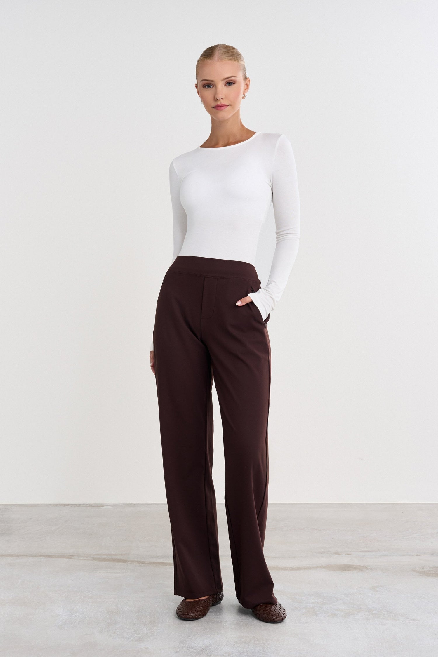 Tailored Pants - Oplev den perfekte kombination af stil, komfort og alsidighed med Famme Tailored Collection — en elegant blanding af jeans og tailored pants, designet til at passe til enhver lejlighed.